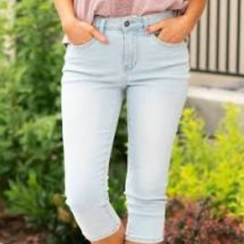 Judy Blue Light Wash Capri